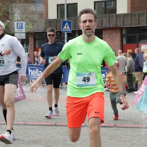 10.05.2026 - 8. Wedeler Halbmarathon Yannick Fuchs http://msf.ph/oto/9730731 10.05.2026 11:44:59 Ziel 49, 50, 189, 472, 823 meine-sportfotos.de