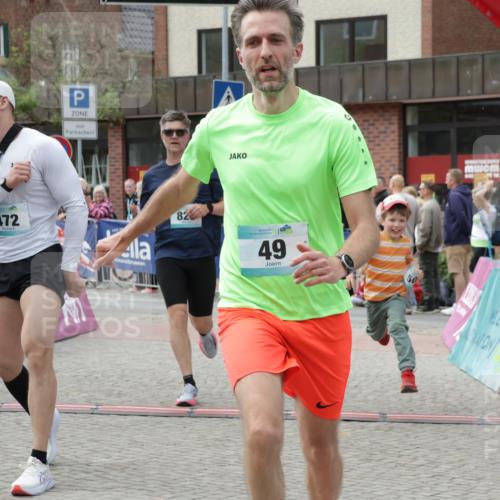 10.05.2026 - 8. Wedeler Halbmarathon Yannick Fuchs http://msf.ph/oto/9730735 10.05.2026 11:44:59 Ziel 49, 50, 189, 472, 823 meine-sportfotos.de