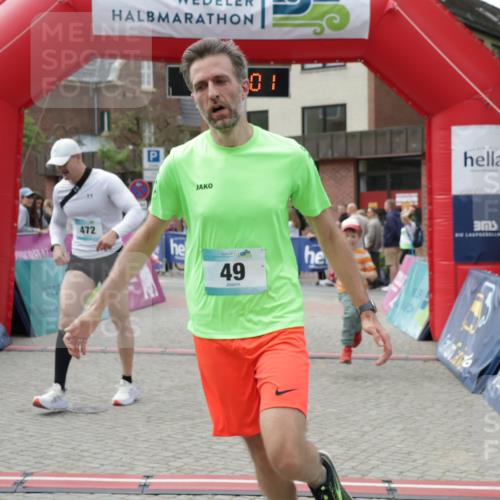 10.05.2026 - 8. Wedeler Halbmarathon Yannick Fuchs http://msf.ph/oto/9730745 10.05.2026 11:44:59 Ziel 49, 50, 189, 472, 823 meine-sportfotos.de