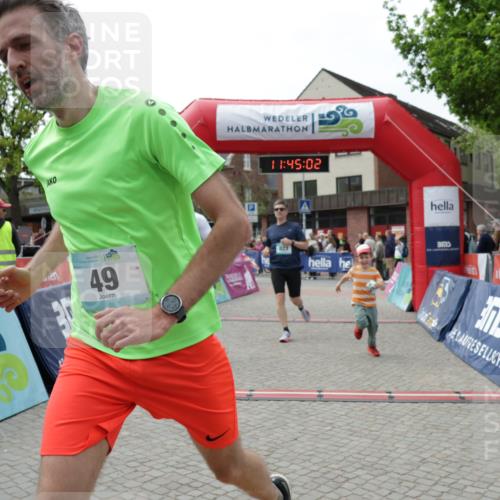 10.05.2026 - 8. Wedeler Halbmarathon Yannick Fuchs http://msf.ph/oto/9730760 10.05.2026 11:45:00 Ziel 49, 50, 189, 472, 763, 823 meine-sportfotos.de