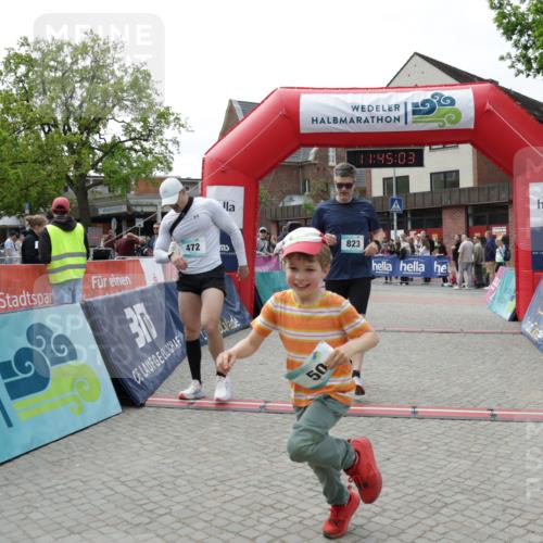 10.05.2026 - 8. Wedeler Halbmarathon Yannick Fuchs http://msf.ph/oto/9730785 10.05.2026 11:45:01 Ziel 49, 50, 189, 472, 755, 763, 823, 1047 meine-sportfotos.de