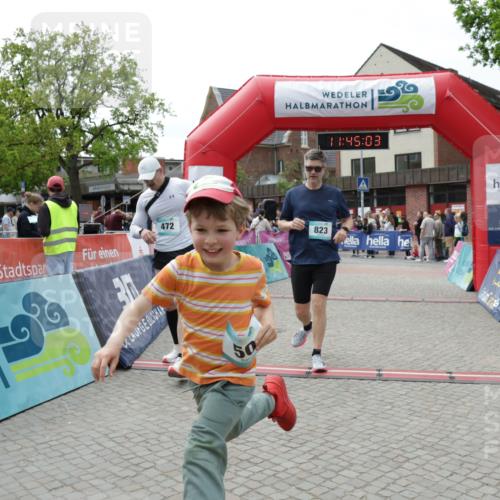10.05.2026 - 8. Wedeler Halbmarathon Yannick Fuchs http://msf.ph/oto/9730791 10.05.2026 11:45:01 Ziel 49, 50, 189, 472, 755, 763, 823, 1047 meine-sportfotos.de