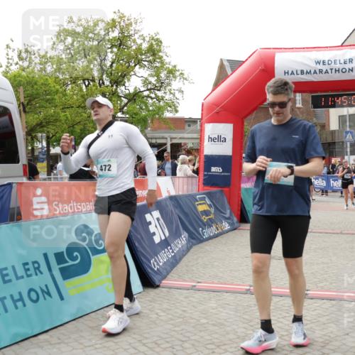 10.05.2026 - 8. Wedeler Halbmarathon Yannick Fuchs http://msf.ph/oto/9730810 10.05.2026 11:45:02 Ziel 49, 50, 472, 755, 763, 823, 1047 meine-sportfotos.de