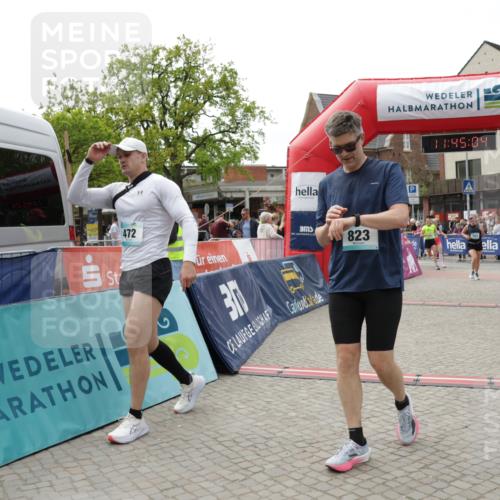 10.05.2026 - 8. Wedeler Halbmarathon Yannick Fuchs http://msf.ph/oto/9730815 10.05.2026 11:45:02 Ziel 49, 50, 472, 755, 763, 823, 1047 meine-sportfotos.de