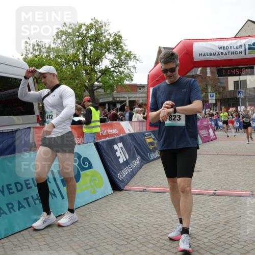10.05.2026 - 8. Wedeler Halbmarathon Yannick Fuchs http://msf.ph/oto/9730823 10.05.2026 11:45:03 Ziel 49, 50, 472, 755, 756, 763, 823, 1047 meine-sportfotos.de