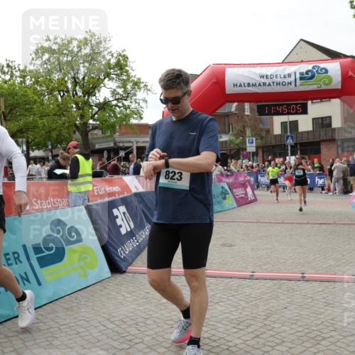 10.05.2026 - 8. Wedeler Halbmarathon Yannick Fuchs http://msf.ph/oto/9730838 10.05.2026 11:45:03 Ziel 49, 50, 472, 755, 756, 763, 823, 1047 meine-sportfotos.de