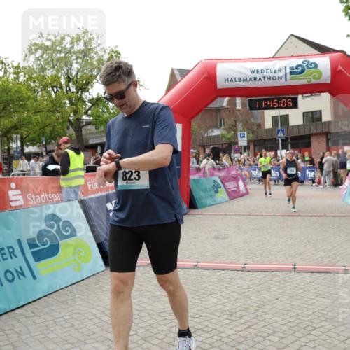 10.05.2026 - 8. Wedeler Halbmarathon Yannick Fuchs http://msf.ph/oto/9730847 10.05.2026 11:45:04 Ziel 49, 50, 472, 755, 756, 763, 823, 1047 meine-sportfotos.de