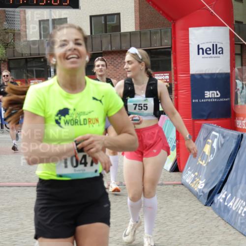 10.05.2026 - 8. Wedeler Halbmarathon Yannick Fuchs http://msf.ph/oto/9730886 10.05.2026 11:45:07 Ziel 52, 233, 749, 755, 756, 763, 917, 1047 meine-sportfotos.de