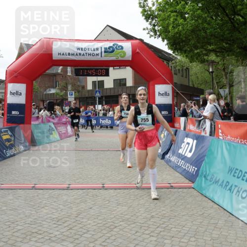 10.05.2026 - 8. Wedeler Halbmarathon Yannick Fuchs http://msf.ph/oto/9730915 10.05.2026 11:45:08 Ziel 52, 233, 749, 755, 756, 763, 917, 918, 1047 meine-sportfotos.de