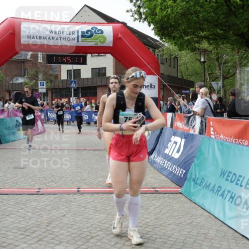 10.05.2026 - 8. Wedeler Halbmarathon Yannick Fuchs http://msf.ph/oto/9730935 10.05.2026 11:45:09 Ziel 52, 233, 749, 755, 756, 763, 917, 918, 1047 meine-sportfotos.de