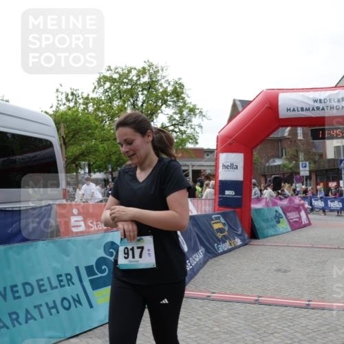 10.05.2026 - 8. Wedeler Halbmarathon Yannick Fuchs http://msf.ph/oto/9731041 10.05.2026 11:45:15 Ziel 52, 233, 660, 749, 917, 918 meine-sportfotos.de