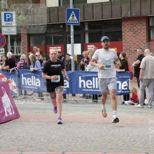 10.05.2026 - 8. Wedeler Halbmarathon Yannick Fuchs http://msf.ph/oto/9731075 10.05.2026 11:45:18 Ziel 660, 918, 998 meine-sportfotos.de