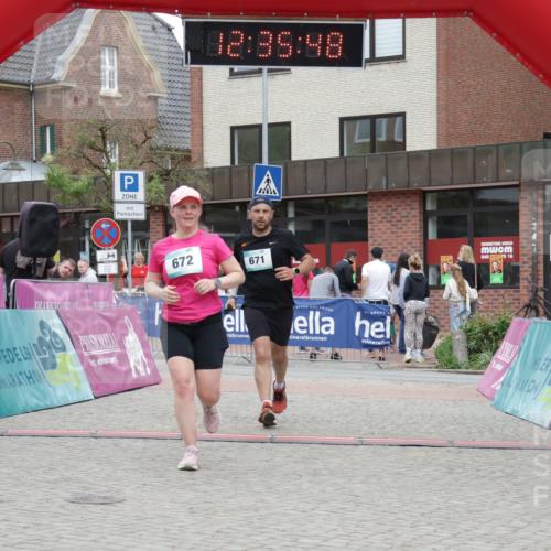 10.05.2026 - 8. Wedeler Halbmarathon Yannick Fuchs http://msf.ph/oto/9733954 10.05.2026 12:35:46 Ziel 671, 672 meine-sportfotos.de