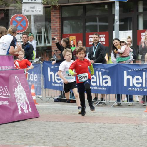 10.05.2026 - 8. Wedeler Halbmarathon Yannick Fuchs http://msf.ph/oto/9734756 10.05.2026 12:47:36 Ziel 623, 624, 2249 meine-sportfotos.de