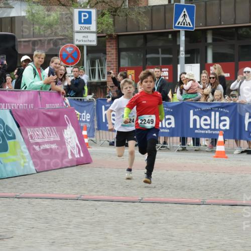 10.05.2026 - 8. Wedeler Halbmarathon Yannick Fuchs http://msf.ph/oto/9734772 10.05.2026 12:47:37 Ziel 623, 624, 2249 meine-sportfotos.de