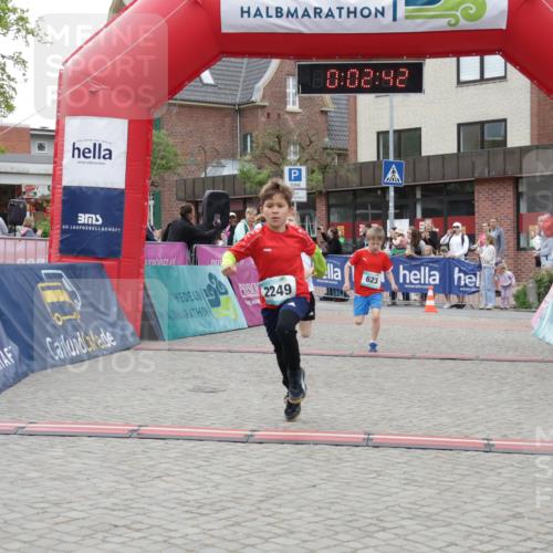 10.05.2026 - 8. Wedeler Halbmarathon Yannick Fuchs http://msf.ph/oto/9734790 10.05.2026 12:47:39 Ziel 623, 624, 2093, 2249 meine-sportfotos.de