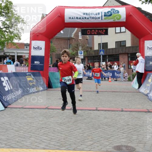 10.05.2026 - 8. Wedeler Halbmarathon Yannick Fuchs http://msf.ph/oto/9734794 10.05.2026 12:47:39 Ziel 623, 624, 2093, 2249 meine-sportfotos.de