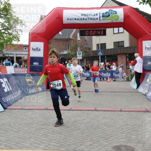 10.05.2026 - 8. Wedeler Halbmarathon Yannick Fuchs http://msf.ph/oto/9734796 10.05.2026 12:47:39 Ziel 623, 624, 2093, 2249 meine-sportfotos.de