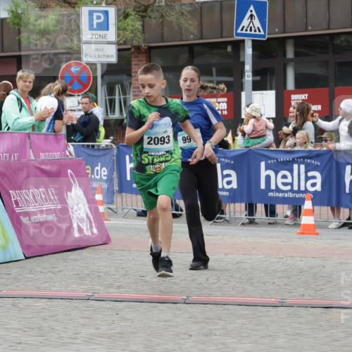 10.05.2026 - 8. Wedeler Halbmarathon Yannick Fuchs http://msf.ph/oto/9734817 10.05.2026 12:47:42 Ziel 623, 624, 997, 2093, 2152, 2249 meine-sportfotos.de