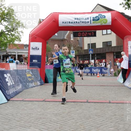 10.05.2026 - 8. Wedeler Halbmarathon Yannick Fuchs http://msf.ph/oto/9734836 10.05.2026 12:47:44 Ziel 623, 624, 997, 2093, 2152, 2248, 2249 meine-sportfotos.de