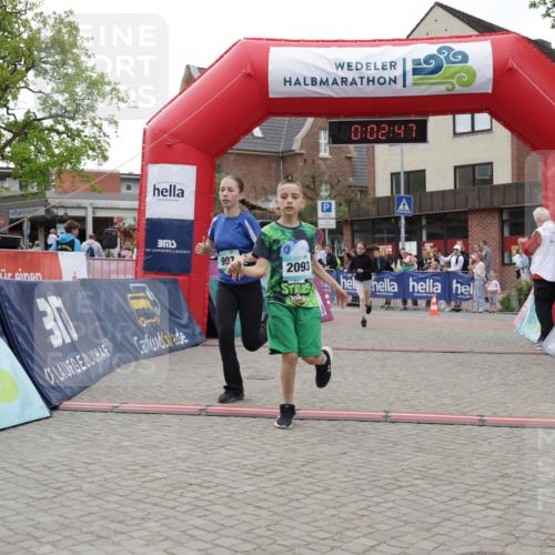 10.05.2026 - 8. Wedeler Halbmarathon Yannick Fuchs http://msf.ph/oto/9734838 10.05.2026 12:47:44 Ziel 623, 624, 997, 2093, 2152, 2248, 2249 meine-sportfotos.de
