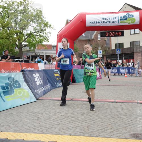 10.05.2026 - 8. Wedeler Halbmarathon Yannick Fuchs http://msf.ph/oto/9734842 10.05.2026 12:47:44 Ziel 623, 624, 997, 2093, 2152, 2248, 2249 meine-sportfotos.de