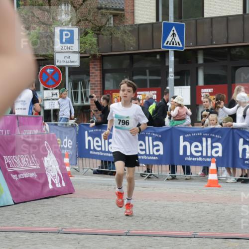 10.05.2026 - 8. Wedeler Halbmarathon Yannick Fuchs http://msf.ph/oto/9734877 10.05.2026 12:47:53 Ziel 796, 797, 2248 meine-sportfotos.de