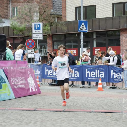 10.05.2026 - 8. Wedeler Halbmarathon Yannick Fuchs http://msf.ph/oto/9734880 10.05.2026 12:47:53 Ziel 796, 797, 2248 meine-sportfotos.de