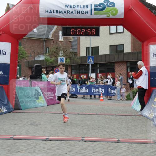 10.05.2026 - 8. Wedeler Halbmarathon Yannick Fuchs http://msf.ph/oto/9734896 10.05.2026 12:47:54 Ziel 796, 797, 2248 meine-sportfotos.de