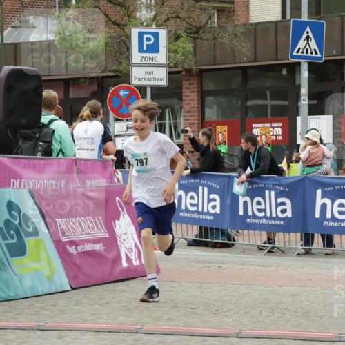 10.05.2026 - 8. Wedeler Halbmarathon Yannick Fuchs http://msf.ph/oto/9734902 10.05.2026 12:47:56 Ziel 796, 797 meine-sportfotos.de