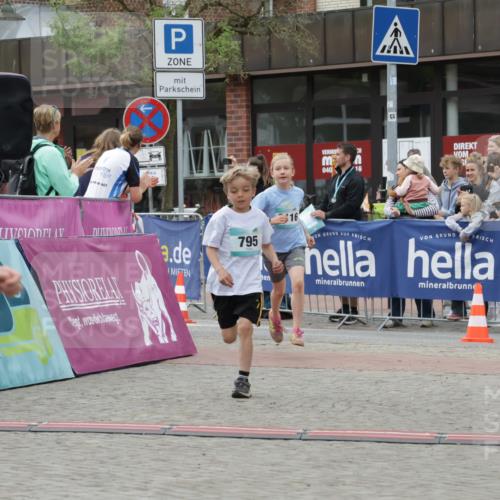 10.05.2026 - 8. Wedeler Halbmarathon Yannick Fuchs http://msf.ph/oto/9734945 10.05.2026 12:48:05 Ziel 408, 795, 824, 2116 meine-sportfotos.de