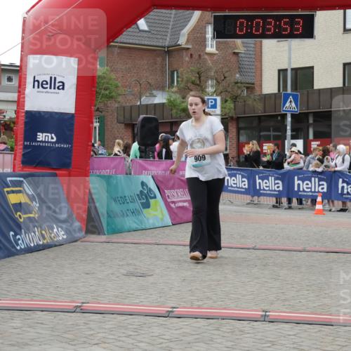 10.05.2026 - 8. Wedeler Halbmarathon Yannick Fuchs http://msf.ph/oto/9735278 10.05.2026 12:48:49 Ziel 825, 909, 2111 meine-sportfotos.de