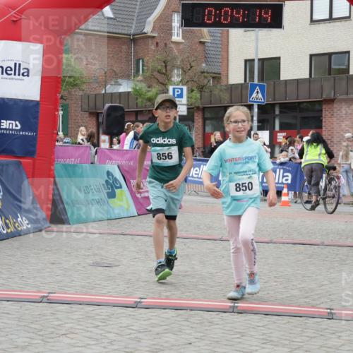 10.05.2026 - 8. Wedeler Halbmarathon Yannick Fuchs http://msf.ph/oto/9735354 10.05.2026 12:49:11 Ziel 850, 856 meine-sportfotos.de