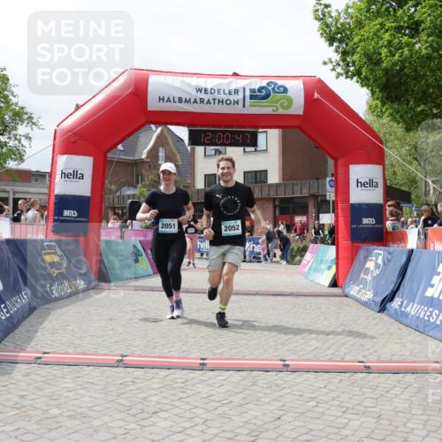 10.05.2026 - 8. Wedeler Halbmarathon Yannick Fuchs http://msf.ph/oto/9736225 10.05.2026 12:00:45 Ziel 946, 1053, 2051, 2052 meine-sportfotos.de