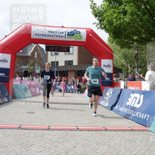 10.05.2026 - 8. Wedeler Halbmarathon Yannick Fuchs http://msf.ph/oto/9736304 10.05.2026 12:01:06 Ziel 525, 544, 614, 994, 995 meine-sportfotos.de