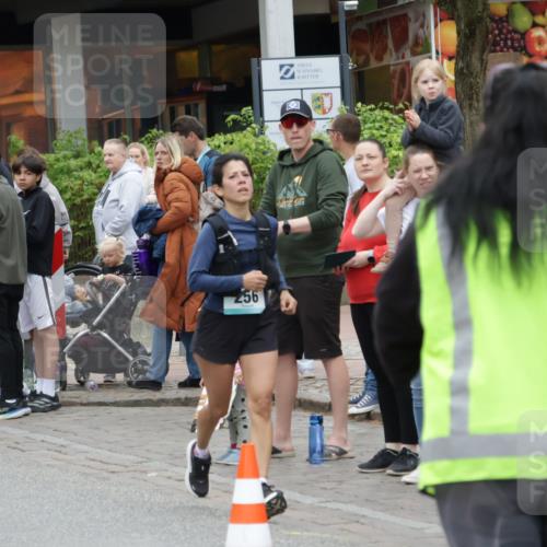10.05.2026 - 8. Wedeler Halbmarathon Yannick Fuchs http://msf.ph/oto/9736718 10.05.2026 12:43:46 Ziel 256 meine-sportfotos.de