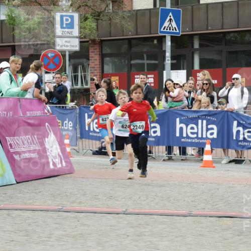 10.05.2026 - 8. Wedeler Halbmarathon Yannick Fuchs http://msf.ph/oto/9736820 10.05.2026 12:47:36 Ziel 16, 622, 624, 2249, 623, 624, 2249 meine-sportfotos.de