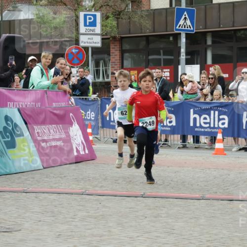 10.05.2026 - 8. Wedeler Halbmarathon Yannick Fuchs http://msf.ph/oto/9736824 10.05.2026 12:47:37 Ziel 16, 62, 2249, 623, 624, 2249 meine-sportfotos.de