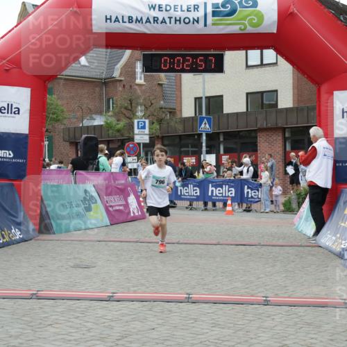 10.05.2026 - 8. Wedeler Halbmarathon Yannick Fuchs http://msf.ph/oto/9736880 10.05.2026 12:47:54 Ziel 0, 02, 57, 796, 796, 797, 2248 meine-sportfotos.de