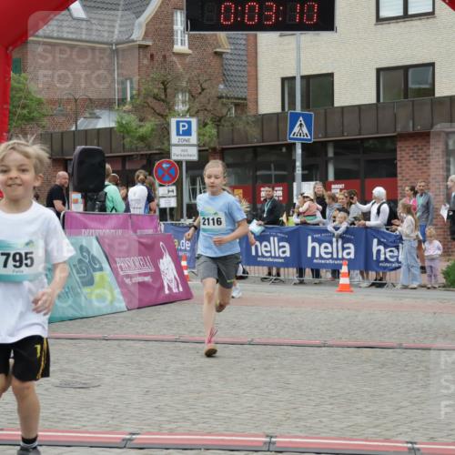 10.05.2026 - 8. Wedeler Halbmarathon Yannick Fuchs http://msf.ph/oto/9736920 10.05.2026 12:48:07 Ziel 0, 795, 2116, 408, 795, 824, 2116 meine-sportfotos.de