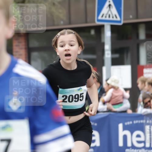 10.05.2026 - 8. Wedeler Halbmarathon Yannick Fuchs http://msf.ph/oto/9736983 10.05.2026 12:48:25 Ziel 607, 2095, 147, 607, 609, 728, 2095, 2172 meine-sportfotos.de