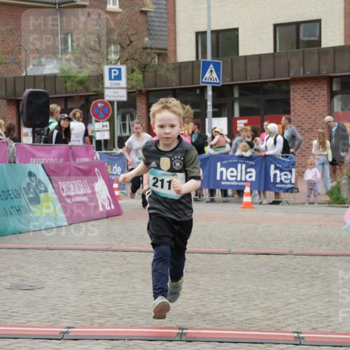 10.05.2026 - 8. Wedeler Halbmarathon Yannick Fuchs http://msf.ph/oto/9737062 10.05.2026 12:48:45 Ziel 211, 69, 148, 825, 909, 2110, 2111 meine-sportfotos.de
