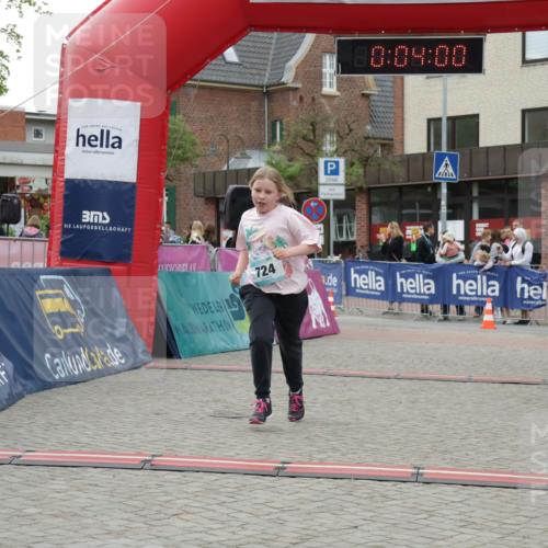 10.05.2026 - 8. Wedeler Halbmarathon Yannick Fuchs http://msf.ph/oto/9737092 10.05.2026 12:48:57 Ziel 30, 10, 09, 00, 724, 724 meine-sportfotos.de