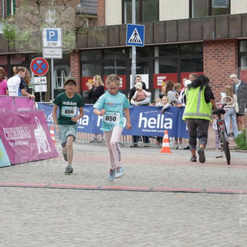10.05.2026 - 8. Wedeler Halbmarathon Yannick Fuchs http://msf.ph/oto/9737105 10.05.2026 12:49:08 Ziel 856, 24, 2023, 850, 850, 856 meine-sportfotos.de