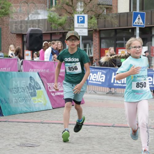 10.05.2026 - 8. Wedeler Halbmarathon Yannick Fuchs http://msf.ph/oto/9737111 10.05.2026 12:49:10 Ziel 856, 24, 2003, 850, 850, 856 meine-sportfotos.de