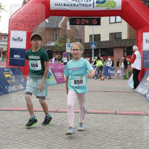 10.05.2026 - 8. Wedeler Halbmarathon Yannick Fuchs http://msf.ph/oto/9737118 10.05.2026 12:49:12 Ziel 150, 130, 202, 856, 10, 09, 06, 24, 2023, 850, 17, 850, 856 meine-sportfotos.de