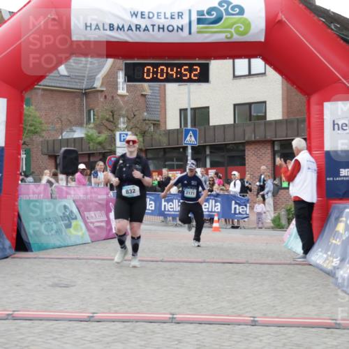 10.05.2026 - 8. Wedeler Halbmarathon Yannick Fuchs http://msf.ph/oto/9737151 10.05.2026 12:49:48 Ziel 832, 10, 04, 52, 2171, 832, 2171 meine-sportfotos.de