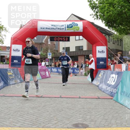 10.05.2026 - 8. Wedeler Halbmarathon Yannick Fuchs http://msf.ph/oto/9737157 10.05.2026 12:49:50 Ziel 30, 832, 0, 04, 53, 2171, 832, 2171 meine-sportfotos.de