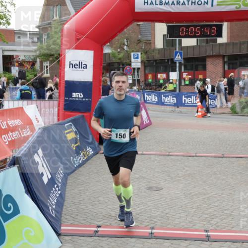10.05.2026 - 8. Wedeler Halbmarathon Yannick Fuchs http://msf.ph/oto/9737173 10.05.2026 12:50:39 Ziel 0, 05, 43, 150, 150 meine-sportfotos.de