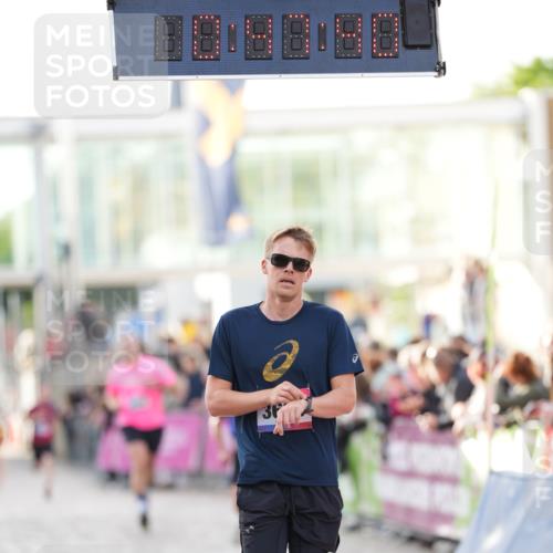 12.06.2026 - Holstenköstenlauf LAZAROV Photography http://msf.ph/oto/9739338 12.06.2026 19:47:40 Laufen 3044, 3693, 4348 meine-sportfotos.de